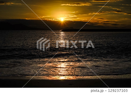 <五島の風景>夜明けの海水浴場の風景 <五島の風景>夜明けの海水浴場の風景 129237103
