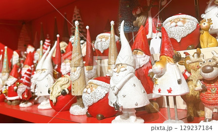クリスマスサンタのオブジェ 129237184