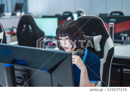 　PCでeスポーツをする女子学生 129237219