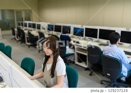 　PC教室で個別作業をする女子学生 129237228