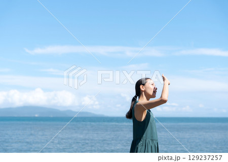 海でリフレッシュをする女性 129237257