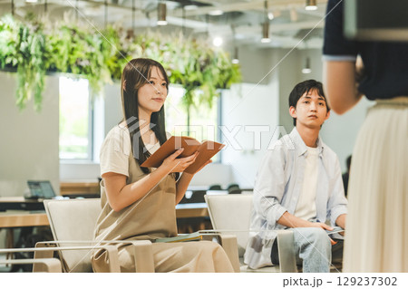 　講演を聞く大学ゼミ生 129237302