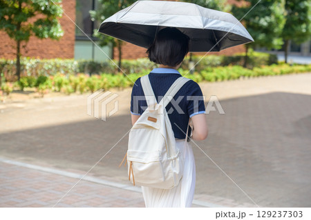 日傘をさして歩く女子大学生 日傘をさして歩く女子大学生 129237303