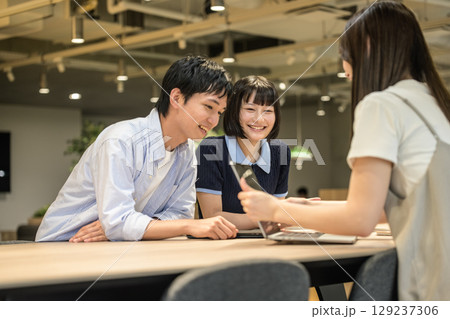 　グループディスカッションを楽しむ大学生たち 129237306