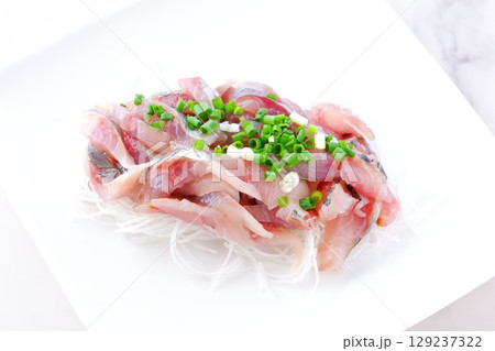 アジのたたき - とれたての味を包丁で細かく切り刻んだ、アジのたたき アジのたたき - とれたての味を包丁で細かく切り刻んだ、アジのたたき 129237322