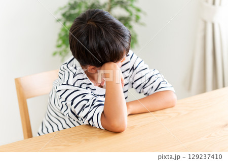 不貞腐れる小学生の男の子 129237410