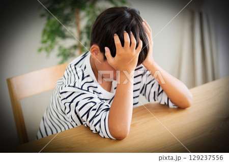 不貞腐れる小学生の男の子 不貞腐れる小学生の男の子 129237556