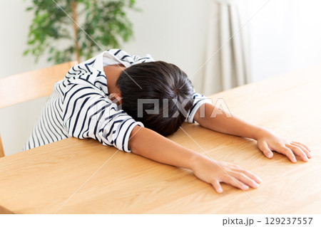 不貞腐れる小学生の男の子 129237557