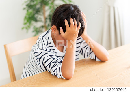 不貞腐れる小学生の男の子 129237642