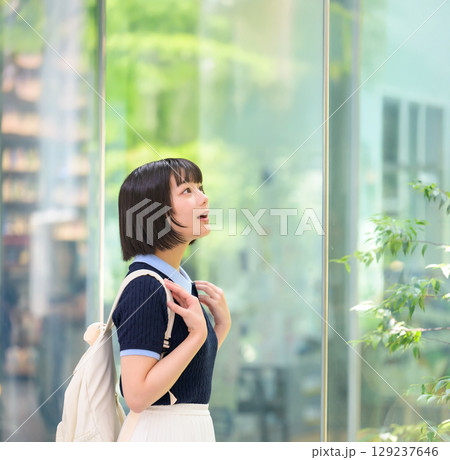 　窓際で外を見つめる女子大学生 129237646