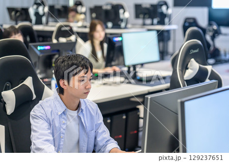 eスポーツPC操作 男子学生  eスポーツPC操作 男子学生 129237651