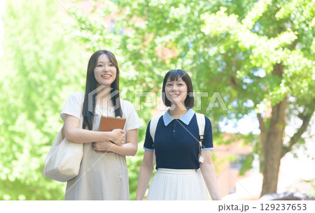 校内で笑い合う女子学生ペア 校内で笑い合う女子学生ペア 129237653