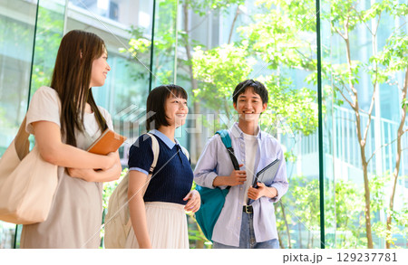 　窓際で談笑する学生たち 129237781