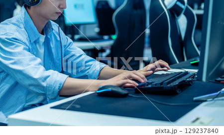 ゲーミングキーボードでパソコンゲームに熱中する男子 ゲーミングキーボードでパソコンゲームに熱中する男子 129237840