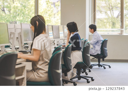 　PCルームでパソコン学習をする男女学生 129237843