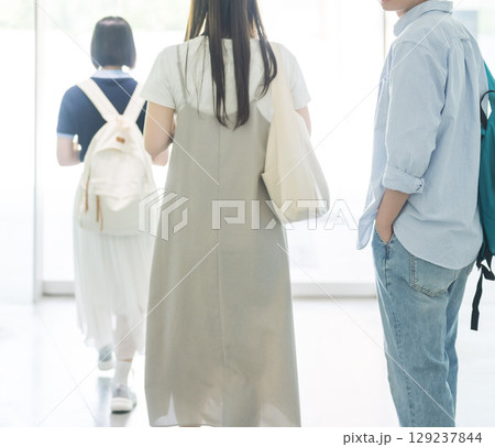 男女学生の登校シーン 男女学生の登校シーン 129237844