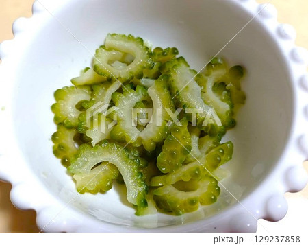 塩もみして茹でたゴーヤ 129237858