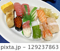 おいしい寿司の盛り合わせ 129237863