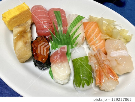 おいしい寿司の盛り合わせ おいしい寿司の盛り合わせ 129237863