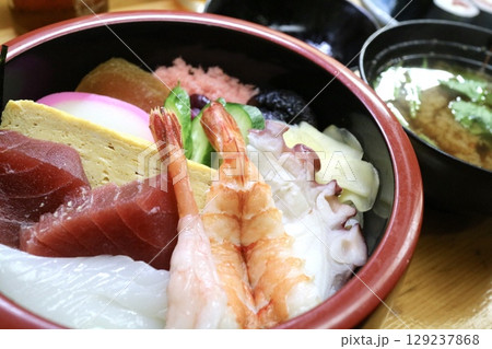 出前の握り寿司 129237868