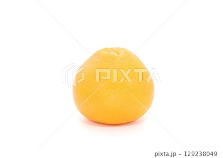 グレープフルーツ 丸ごと1個 明るい背景 グレープフルーツ 丸ごと1個 明るい背景 129238049