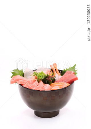 海鮮丼 マグロ 海老 サーモン 明るい背景 海鮮丼 マグロ 海老 サーモン 明るい背景 129238088