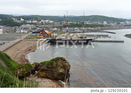 鴎島から眺める江差の街並みと開陽丸(北海道江差町) 鴎島から眺める江差の街並みと開陽丸(北海道江差町) 129238101