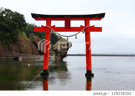 鴎島の瓶子岩と厳島神社 鳥居(北海道江差町) 鴎島の瓶子岩と厳島神社 鳥居(北海道江差町) 129238102