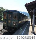 若桜鉄道若桜号・昭和の旅情漂う駅風景 129238345