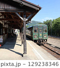 若桜鉄道若桜号・昭和の旅情漂う駅風景 129238346