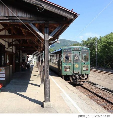 若桜鉄道若桜号・昭和の旅情漂う駅風景 129238346
