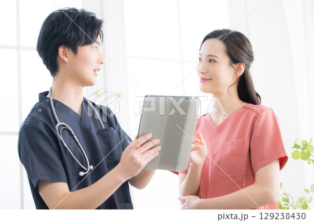 ドクターが話す様子　クリニックなど病院のミーティング風景 129238430