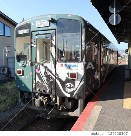 若桜鉄道隼号・昭和の旅情漂う駅風景 129238507