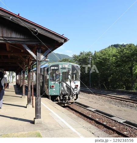 若桜鉄道隼号・昭和の旅情漂う駅風景 129238556
