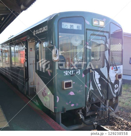 若桜鉄道隼号・昭和の旅情漂う駅風景 129238558