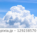 夏の青空と白い雲 129238570