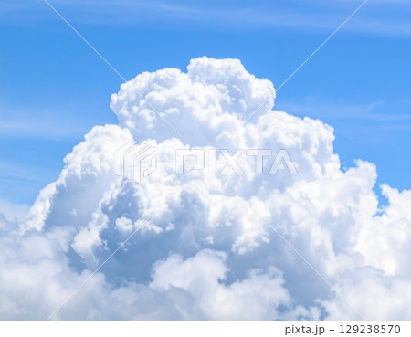 夏の青空と白い雲 夏の青空と白い雲 129238570