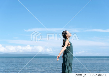 海辺でリフレッシュする女性 海辺でリフレッシュする女性 129238634