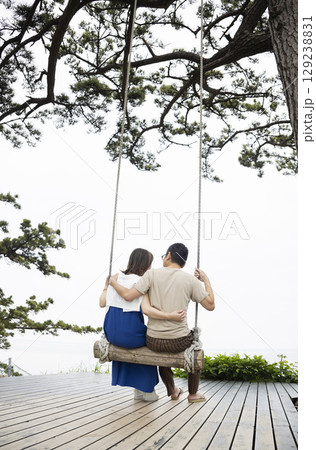 ブランコで遊ぶ夫婦 129238831