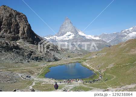 Matterhorn リッフェル湖から眺める盛夏のマッターホルン＠スイス　ツェルマット(広角撮り) 129238864