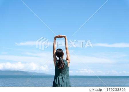 海辺でリフレッシュする女性 129238893