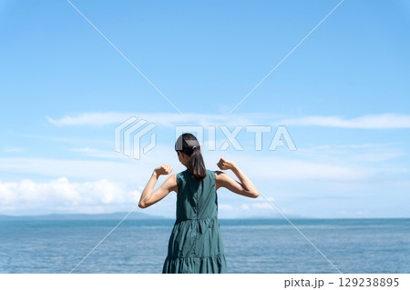 海辺でリフレッシュする女性 129238895