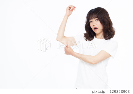 二の腕の脂肪を気にする女性 二の腕の脂肪を気にする女性 129238908