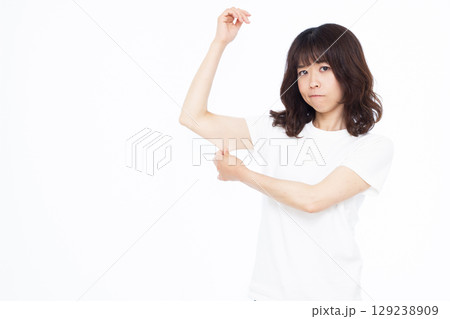 二の腕の脂肪を気にする女性 129238909