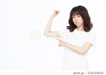二の腕の脂肪を気にする女性 二の腕の脂肪を気にする女性 129238910
