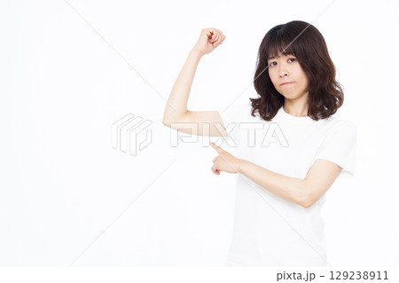 二の腕の脂肪を気にする女性 二の腕の脂肪を気にする女性 129238911