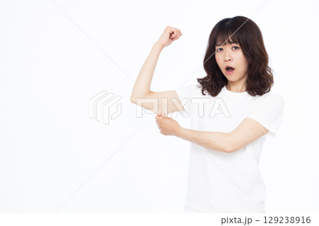二の腕の脂肪を気にする女性 129238916