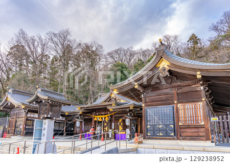 福島縣護國神社　本殿　福島市のシンボル・信夫山を背に鎮座　福島県ゆかりの英霊と天照皇大御神を祀る 129238952