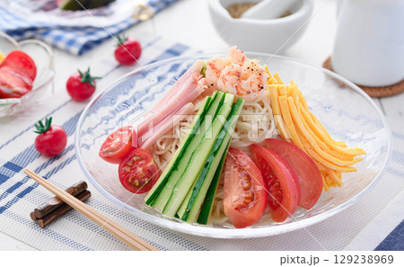 夏に食べたい涼しげな冷やし中華の盛り付けシーン・さっぱりランチ・食卓イメージ 129238969