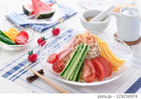 夏に食べたい涼しげな冷やし中華の盛り付けシーン・さっぱりランチ・食卓イメージ 夏に食べたい涼しげな冷やし中華の盛り付けシーン・さっぱりランチ・食卓イメージ 129238974